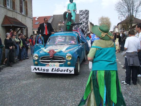 Le Club PEUGEOT 403-203 Franc-Comtoises au Carnaval de Rioz